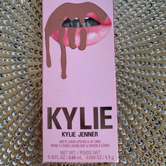 Kylie Lip Kit - Picture 1 of 3